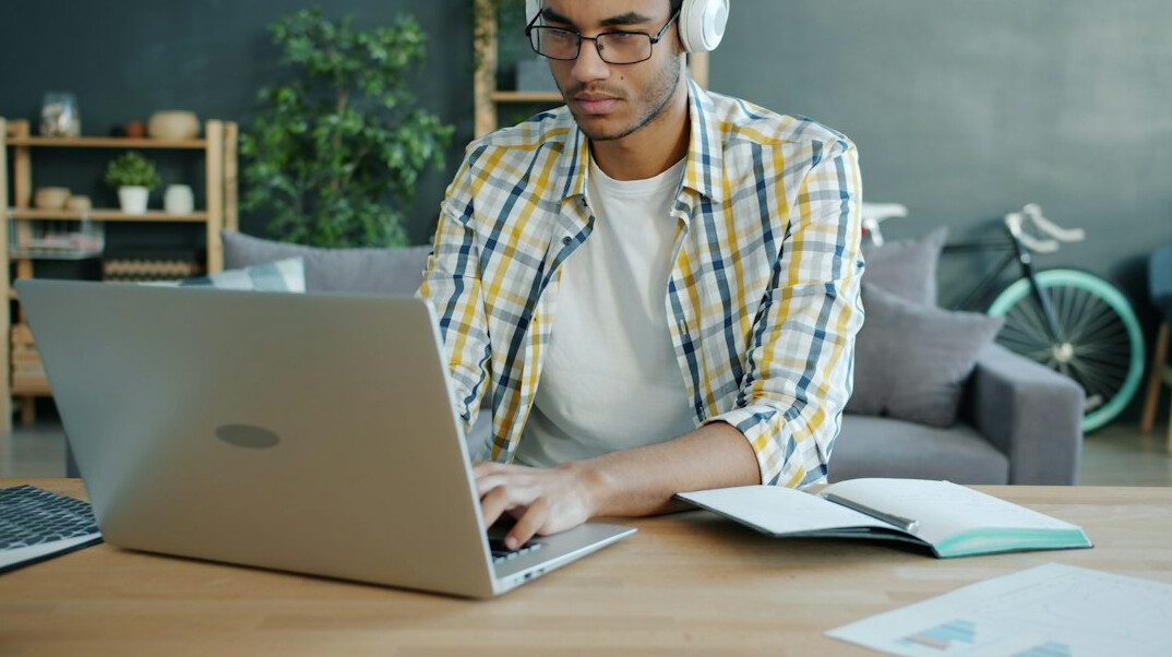 student learning coding online